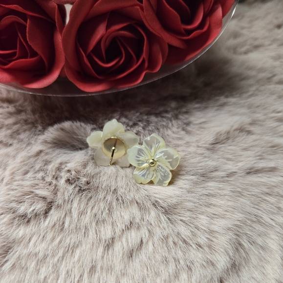 Carved Mother of Pearl Flower studs - Picture 2 of 3
